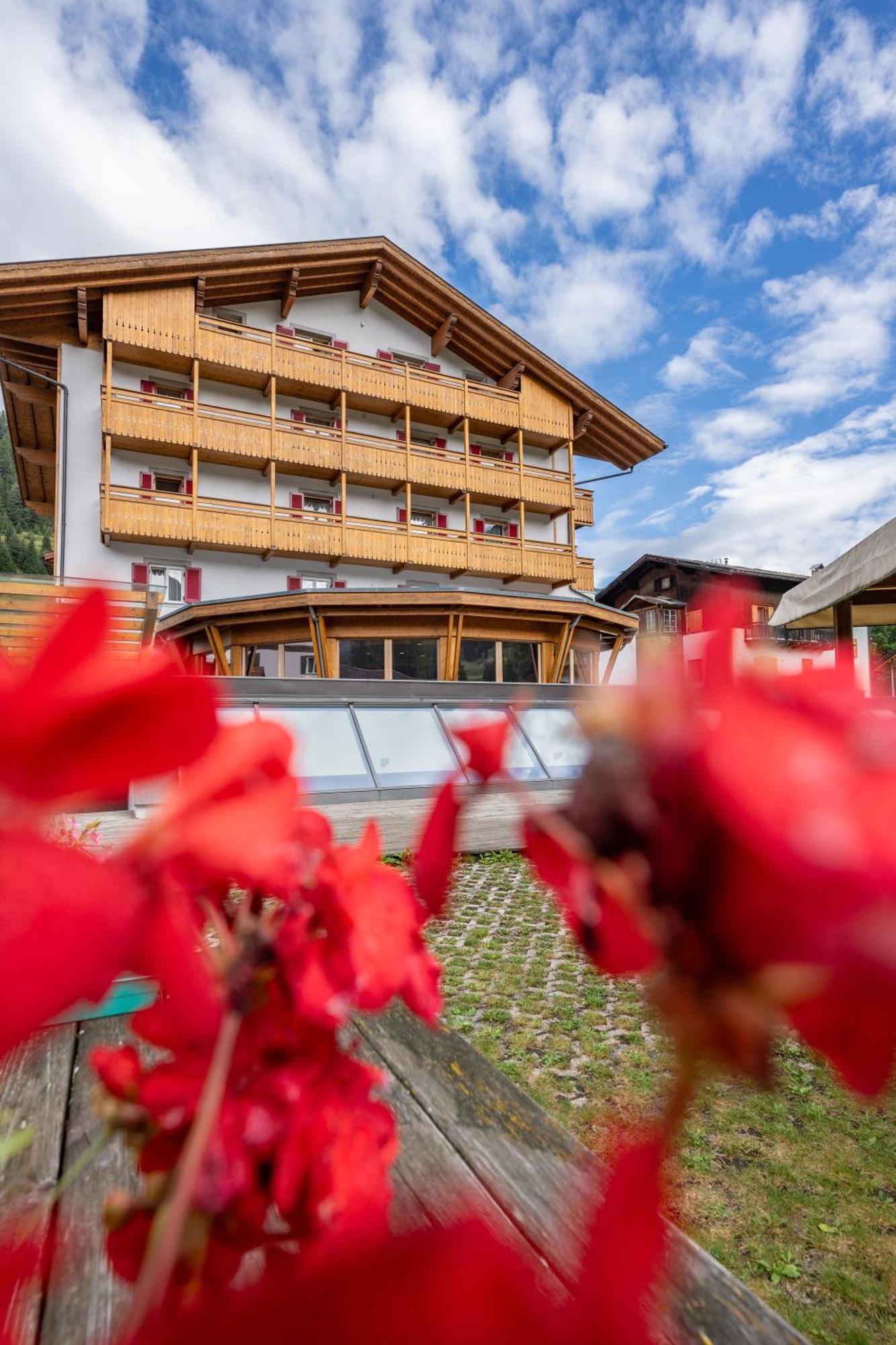 Hotel Crepei Pozza di Fassa Esterno foto